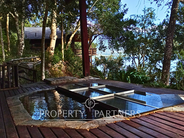 3 Preciosas Casas orilla de Lago Panguipulli en 2,4 ha. y 112 mts de playa