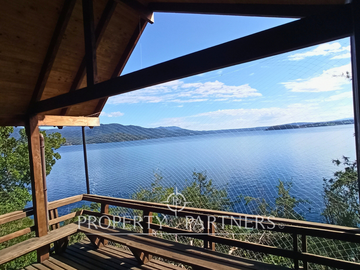 3 Preciosas Casas orilla de Lago Panguipulli en 2,4 ha. y 112 mts de playa