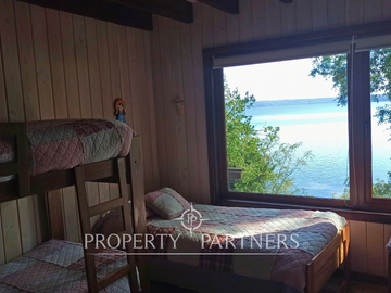 3 Preciosas Casas orilla de Lago Panguipulli en 2,4 ha. y 112 mts de playa