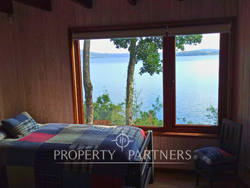 3 Preciosas Casas orilla de Lago Panguipulli en 2,4 ha. y 112 mts de playa