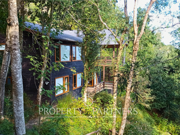 3 Preciosas Casas orilla de Lago Panguipulli en 2,4 ha. y 112 mts de playa