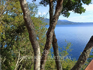 3 Preciosas Casas orilla de Lago Panguipulli en 2,4 ha. y 112 mts de playa