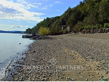 3 Preciosas Casas orilla de Lago Panguipulli en 2,4 ha. y 112 mts de playa
