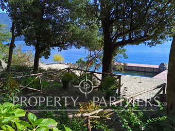 3 Preciosas Casas orilla de Lago Panguipulli en 2,4 ha. y 112 mts de playa