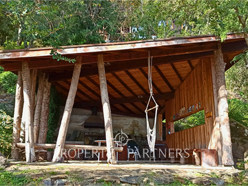 3 Preciosas Casas orilla de Lago Panguipulli en 2,4 ha. y 112 mts de playa