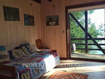 3 Preciosas Casas orilla de Lago Panguipulli en 2,4 ha. y 112 mts de playa