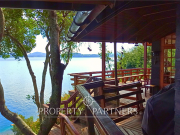 3 Preciosas Casas orilla de Lago Panguipulli en 2,4 ha. y 112 mts de playa
