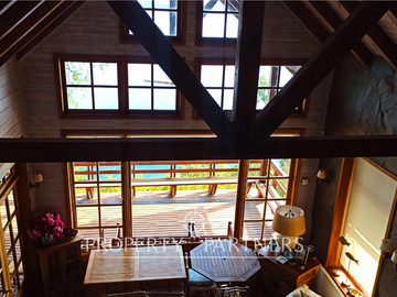 3 Preciosas Casas orilla de Lago Panguipulli en 2,4 ha. y 112 mts de playa
