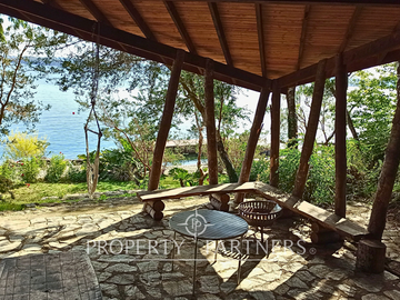 3 Preciosas Casas orilla de Lago Panguipulli en 2,4 ha. y 112 mts de playa