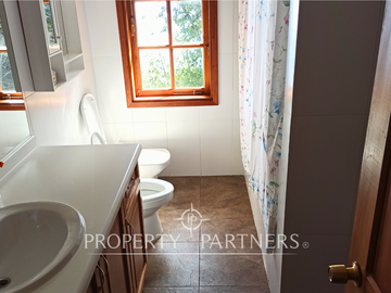 3 Preciosas Casas orilla de Lago Panguipulli en 2,4 ha. y 112 mts de playa