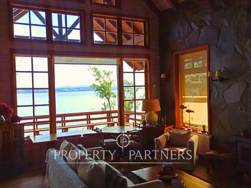 3 Preciosas Casas orilla de Lago Panguipulli en 2,4 ha. y 112 mts de playa