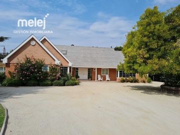 Venta Maravillosa Casa Estilo Georgian en Condominio, Buin