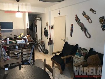 Río de Janeiro 600 P2º Caballito 2 amb. fte. c/ balcón. Parque Centenario. Venta con Renta.