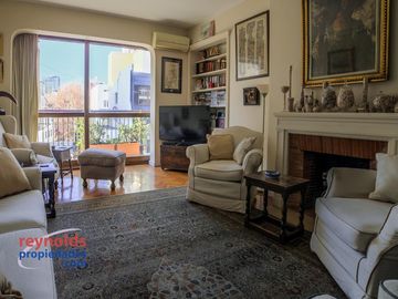 ¡Luminoso, con 2 dormitorios   dependencia, al frente, piso alto en Recoleta a USD 2560/M2!