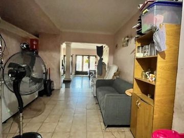SE VENDE CASA DE 6 AMBIENTES EN FLORES