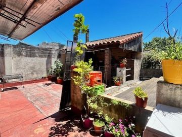 SE VENDE CASA DE 6 AMBIENTES EN FLORES