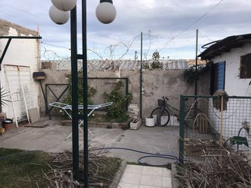 CASA EN VENTA DE 2 HAB + PATIO y COCHERA