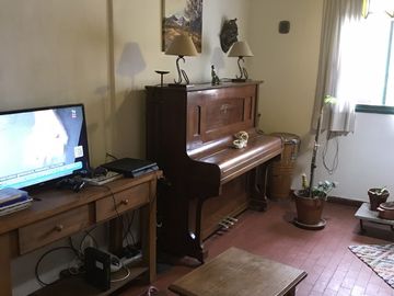CASA EN VENTA DE 2 HAB + PATIO y COCHERA