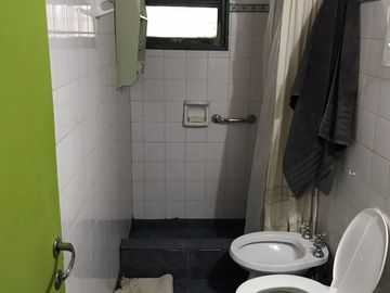 CASA EN VENTA DE 2 HAB + PATIO y COCHERA