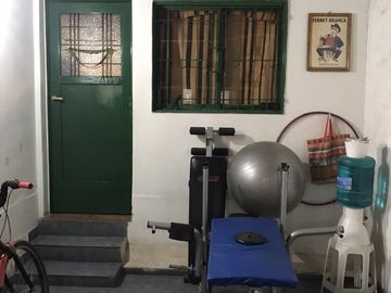 CASA EN VENTA DE 2 HAB + PATIO y COCHERA