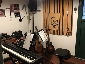 CASA EN VENTA DE 2 HAB + PATIO y COCHERA