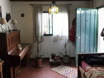 CASA EN VENTA DE 2 HAB + PATIO y COCHERA
