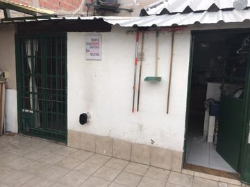 CASA EN VENTA DE 2 HAB + PATIO y COCHERA