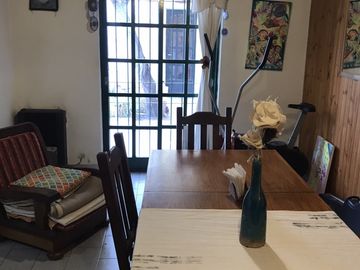 CASA EN VENTA DE 2 HAB + PATIO y COCHERA