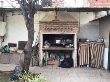 CASA EN VENTA DE 2 HAB + PATIO y COCHERA