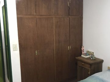 CASA EN VENTA DE 2 HAB + PATIO y COCHERA