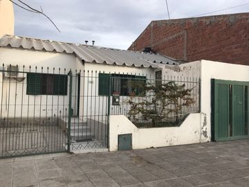 CASA EN VENTA DE 2 HAB + PATIO y COCHERA