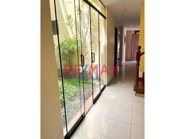 Vendo acogedora casa de 3 pisos diseñada para brindarte comodidad y estilo, en un entorno seguro lleno de naturaleza
 en la exclusiva Urbanización La