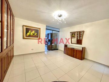 Vendo acogedora casa de 3 pisos diseñada para brindarte comodidad y estilo, en un entorno seguro lleno de naturaleza
 en la exclusiva Urbanización La