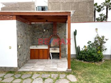 Vendo acogedora casa de 3 pisos diseñada para brindarte comodidad y estilo, en un entorno seguro lleno de naturaleza
 en la exclusiva Urbanización La
