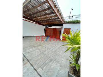 Vendo acogedora casa de 3 pisos diseñada para brindarte comodidad y estilo, en un entorno seguro lleno de naturaleza
 en la exclusiva Urbanización La