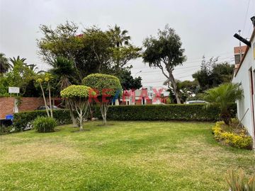 Vendo acogedora casa de 3 pisos diseñada para brindarte comodidad y estilo, en un entorno seguro lleno de naturaleza
 en la exclusiva Urbanización La