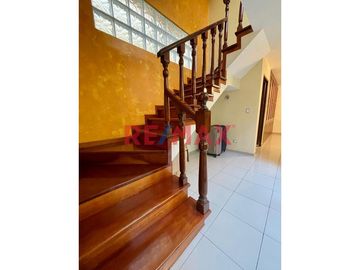Vendo acogedora casa de 3 pisos diseñada para brindarte comodidad y estilo, en un entorno seguro lleno de naturaleza
 en la exclusiva Urbanización La