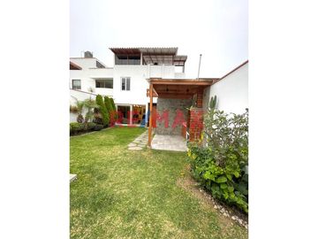 Vendo acogedora casa de 3 pisos diseñada para brindarte comodidad y estilo, en un entorno seguro lleno de naturaleza
 en la exclusiva Urbanización La
