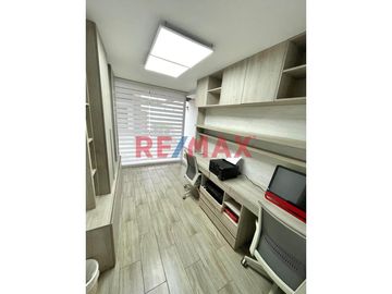 Vendo acogedora casa de 3 pisos diseñada para brindarte comodidad y estilo, en un entorno seguro lleno de naturaleza
 en la exclusiva Urbanización La