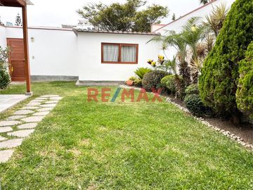 Vendo acogedora casa de 3 pisos diseñada para brindarte comodidad y estilo, en un entorno seguro lleno de naturaleza
 en la exclusiva Urbanización La