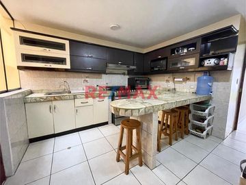 Vendo acogedora casa de 3 pisos diseñada para brindarte comodidad y estilo, en un entorno seguro lleno de naturaleza
 en la exclusiva Urbanización La