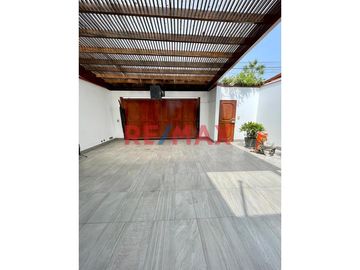 Vendo acogedora casa de 3 pisos diseñada para brindarte comodidad y estilo, en un entorno seguro lleno de naturaleza
 en la exclusiva Urbanización La
