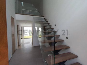 CASA MODERNA POR ESTRENAR TUMBACO 3 DORMITORIOS