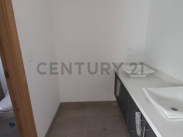 CASA MODERNA POR ESTRENAR TUMBACO 3 DORMITORIOS