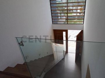 CASA MODERNA POR ESTRENAR TUMBACO 3 DORMITORIOS