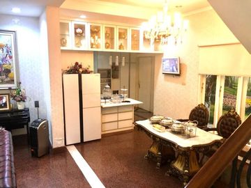 RUMAH CANTIK POSISI HOOK SEMI FURNISH DI REMPOA CIPUTAT, 8444