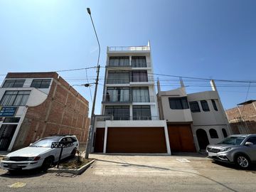 🌟Venta de Moderno departamento de ESTRENO en Segundo piso ,LIBRE DEL PAGO DE ALCABALA!🌟
Ubicado en Urb Rosas del Valle, en la Av El Cortijo, cerca de