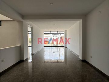 🌟Venta de Moderno departamento de ESTRENO en Segundo piso ,LIBRE DEL PAGO DE ALCABALA!🌟
Ubicado en Urb Rosas del Valle, en la Av El Cortijo, cerca de