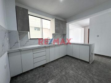 🌟Venta de Moderno departamento de ESTRENO en Segundo piso ,LIBRE DEL PAGO DE ALCABALA!🌟
Ubicado en Urb Rosas del Valle, en la Av El Cortijo, cerca de