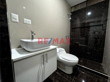 🌟Venta de Moderno departamento de ESTRENO en Segundo piso ,LIBRE DEL PAGO DE ALCABALA!🌟
Ubicado en Urb Rosas del Valle, en la Av El Cortijo, cerca de